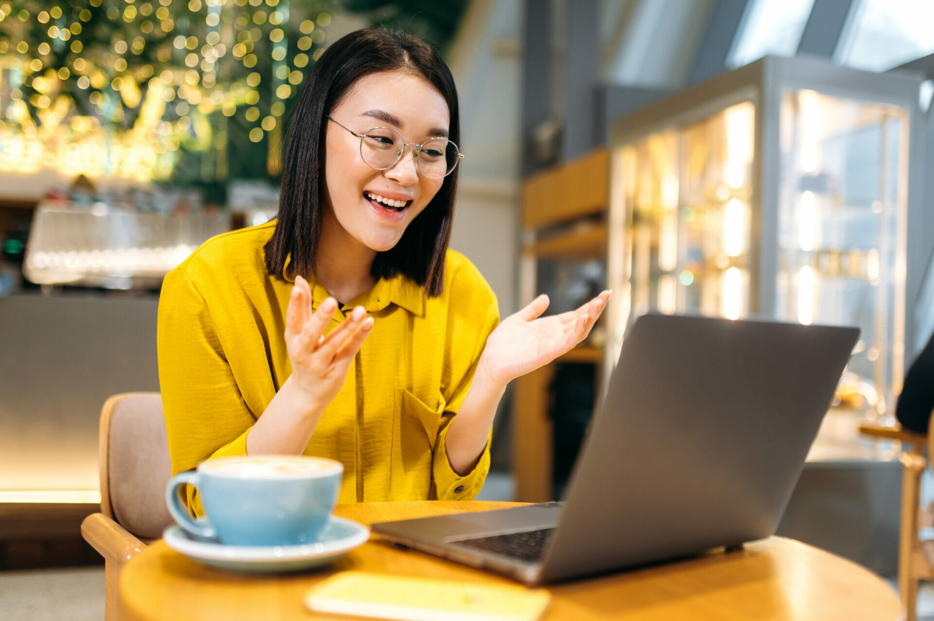 นักเรียนกำลังเรียนออกแบบเครื่องประดับ